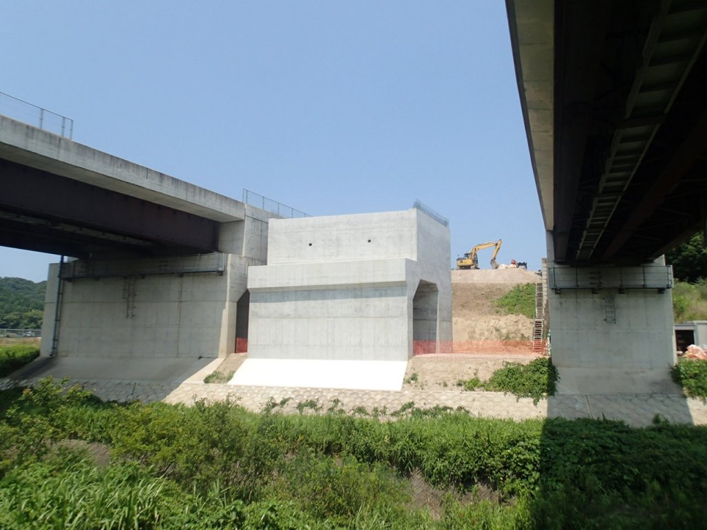 鳥取自動車道有富川橋第２下部工事