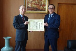 鳥取県警察本部長、自動車安全運転センター理事長より表彰状